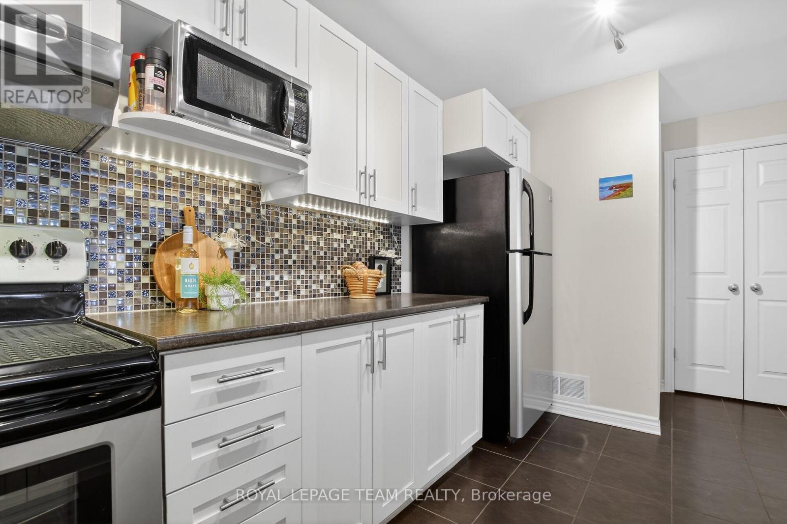 130A LINDENSHADE DRIVE - 13