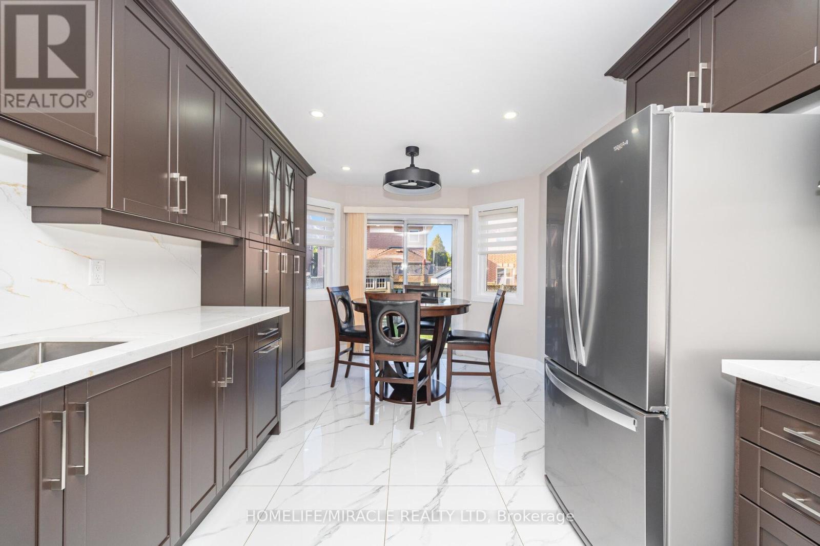 8 TWIN PINES CRESCENT - 11