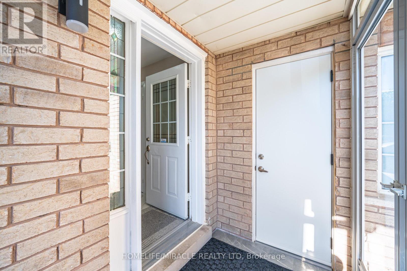 8 TWIN PINES CRESCENT - 7
