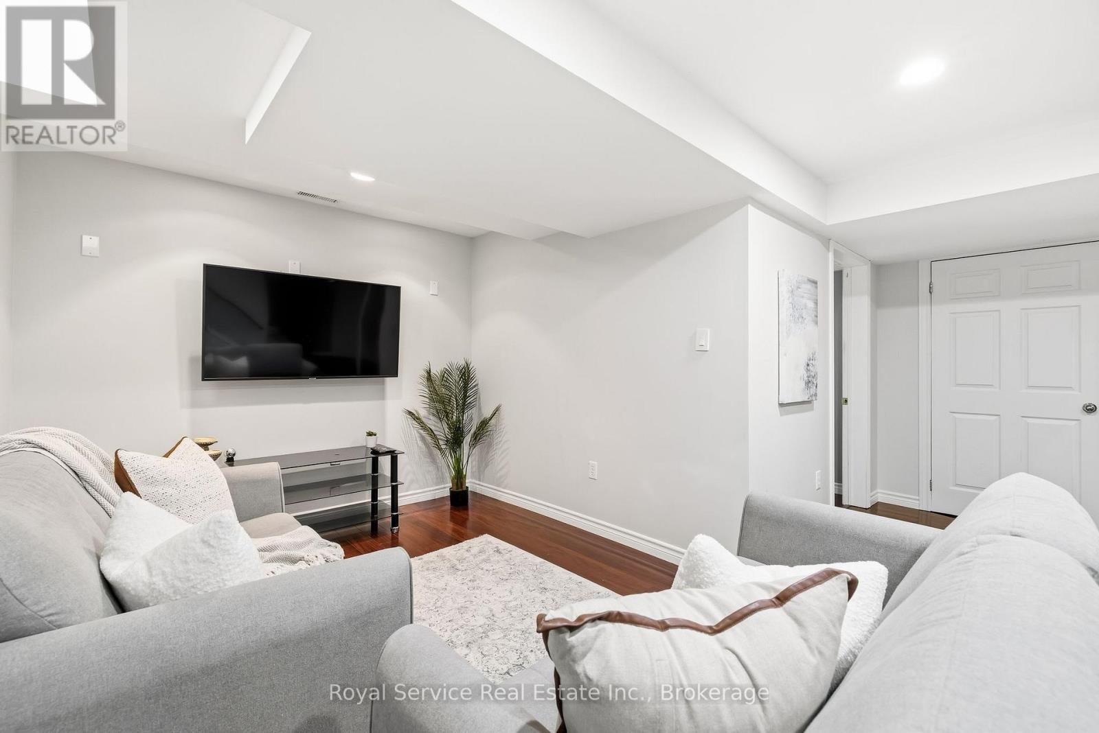 101 RICH CRESCENT - 36