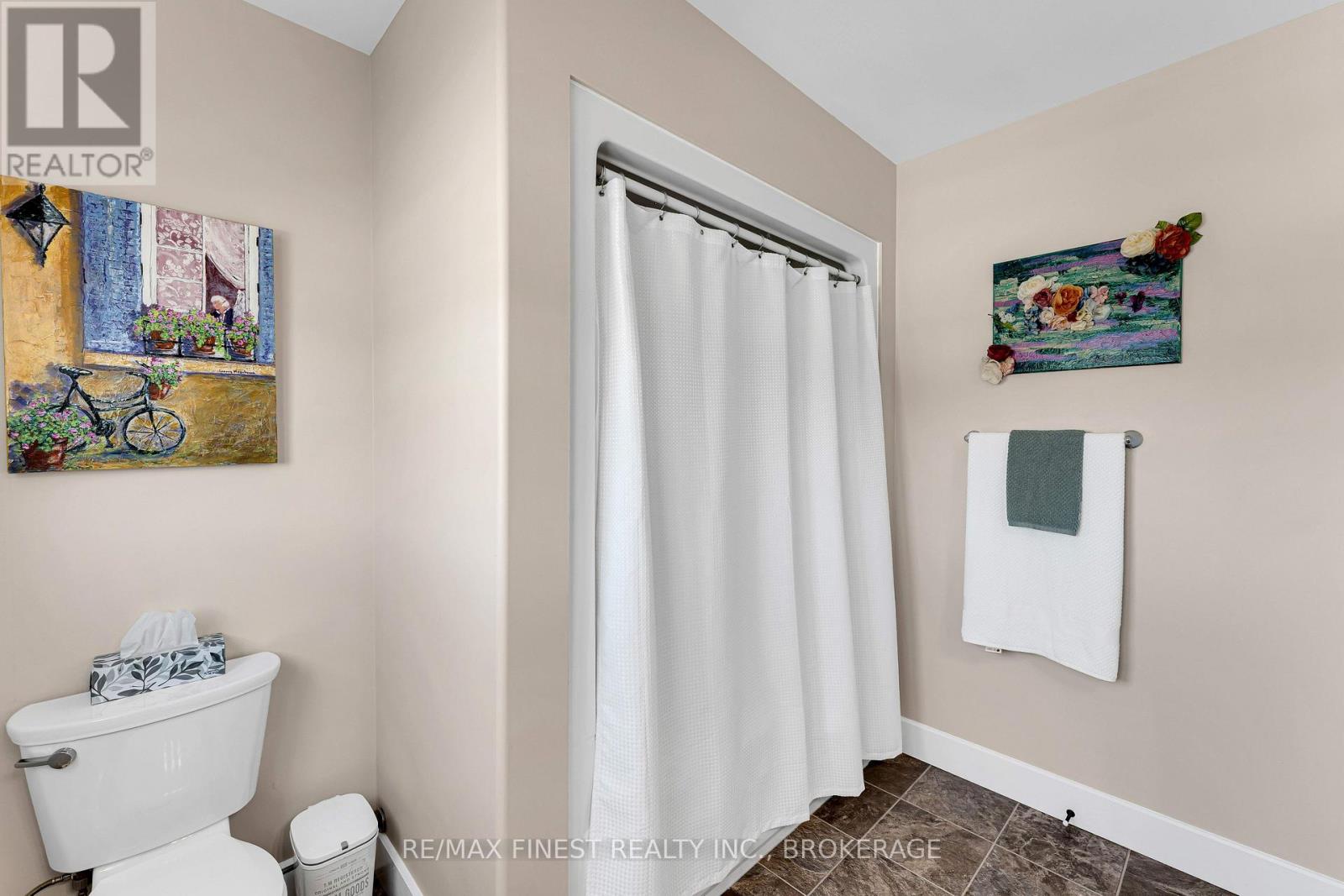 106 DR RICHARD JAMES CRESCENT - 26