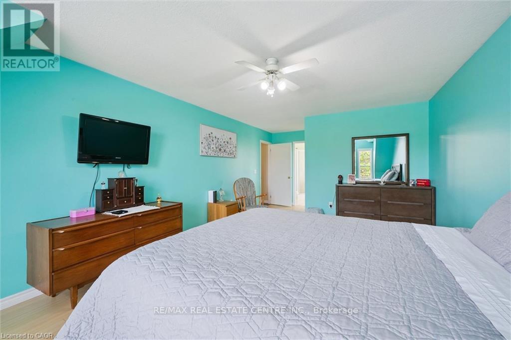 24 BUCKTHORN CRESCENT - 26