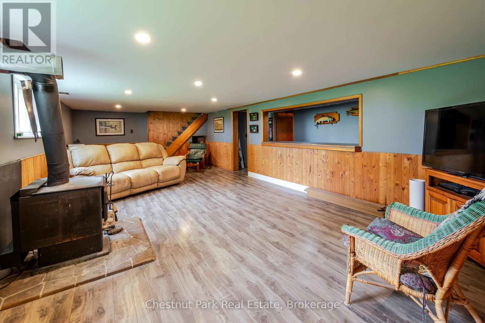 3932 BRUCE ROAD 6 - 23