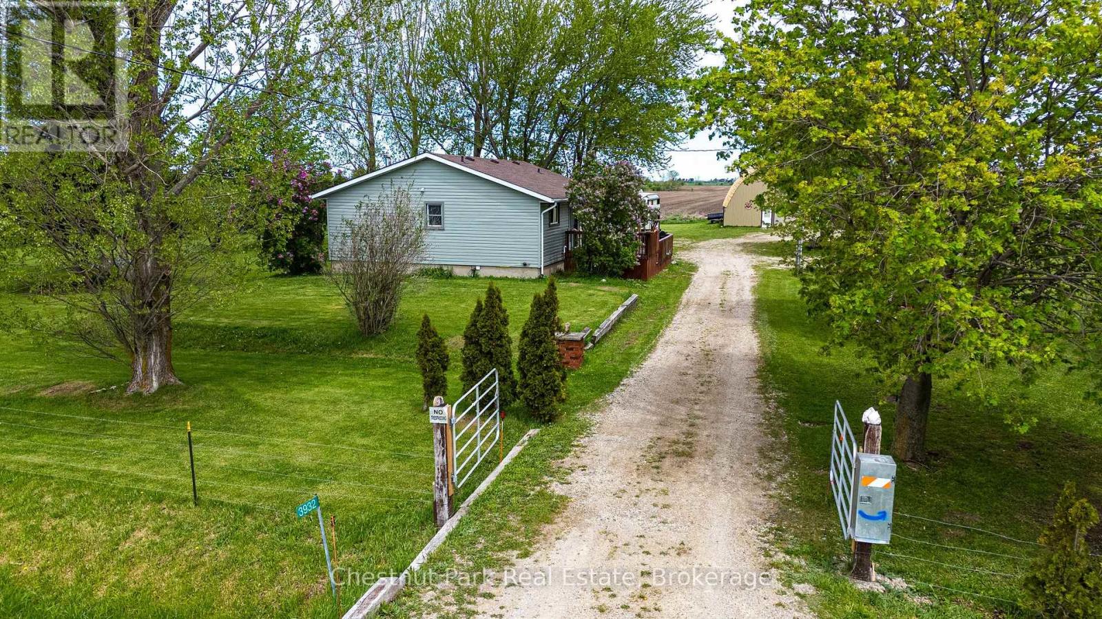 3932 BRUCE ROAD 6 - 37