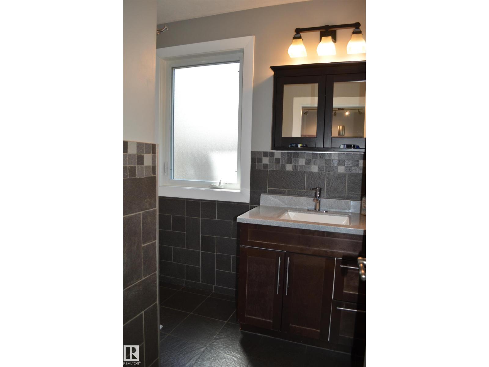 10527 81 ST NW - 17