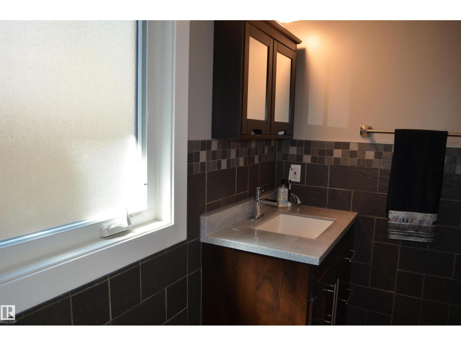 10527 81 ST NW - 18