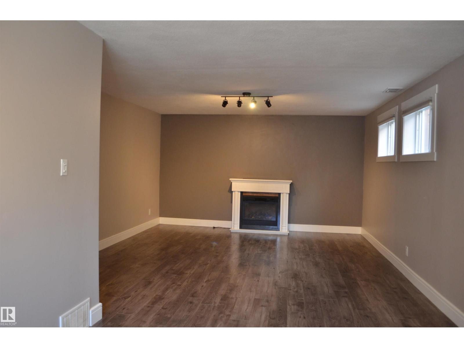 10527 81 ST NW - 32