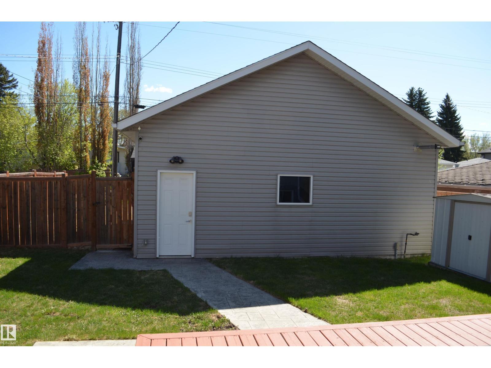 10527 81 ST NW - 35