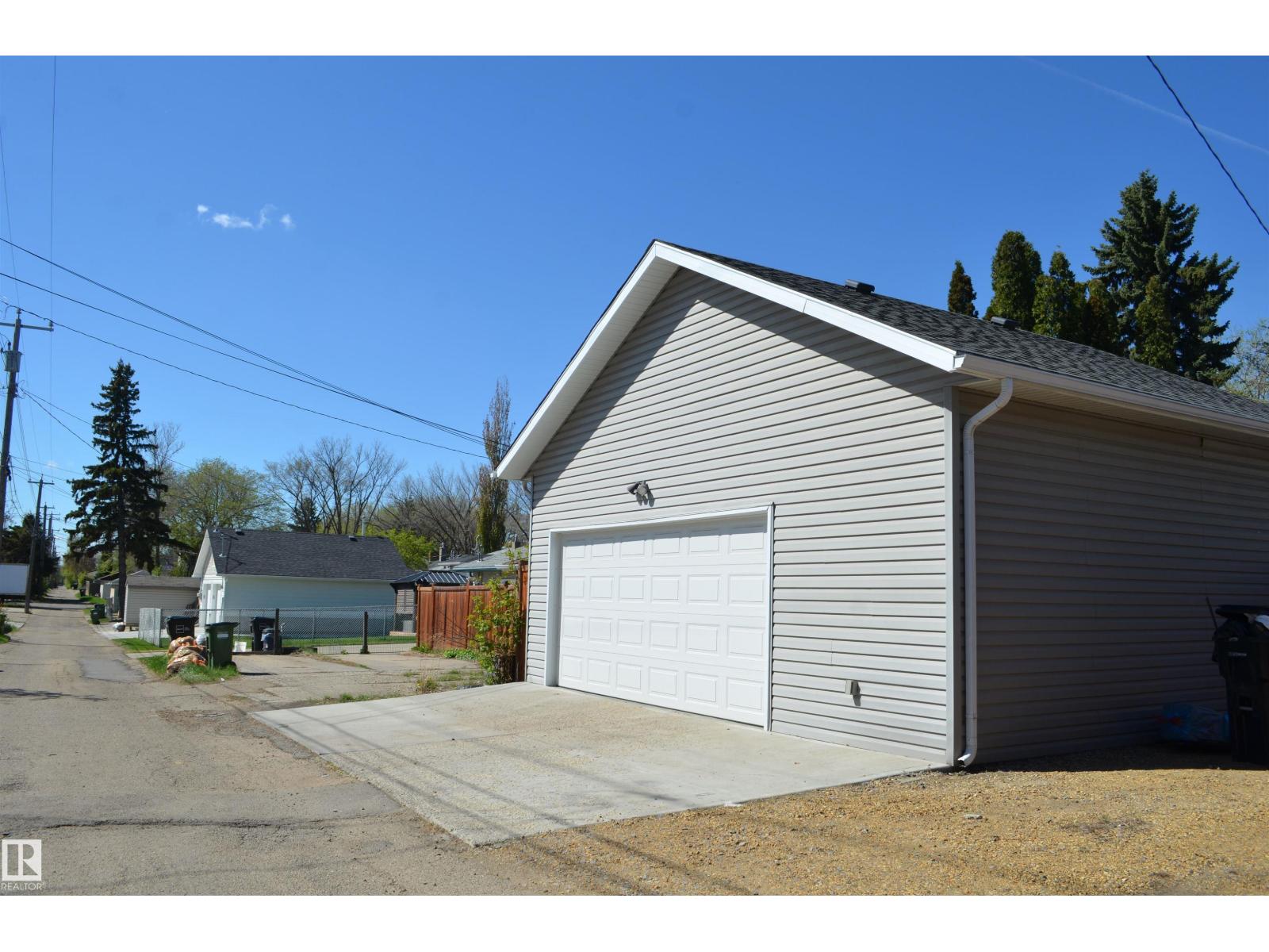 10527 81 ST NW - 36