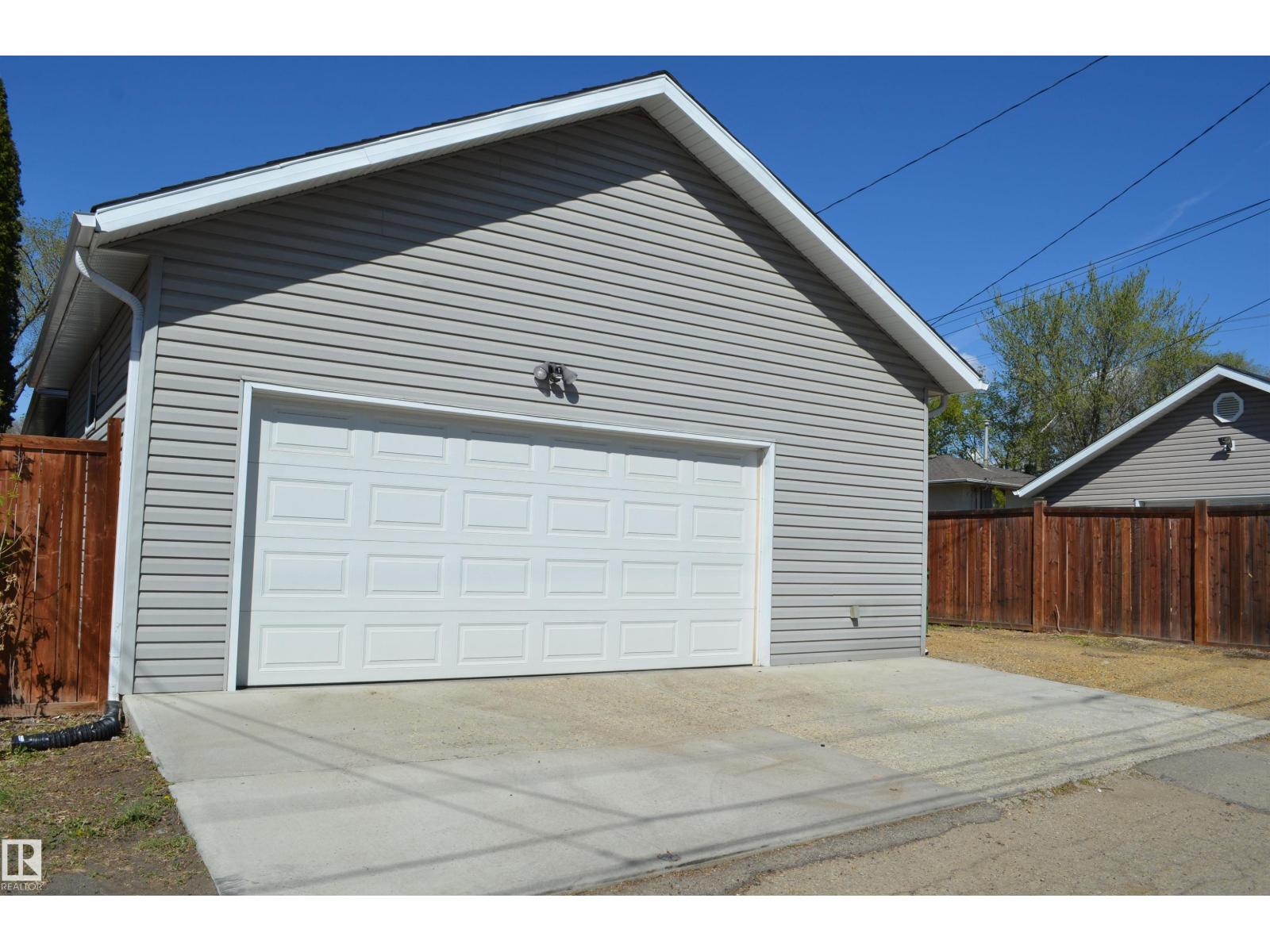 10527 81 ST NW - 37