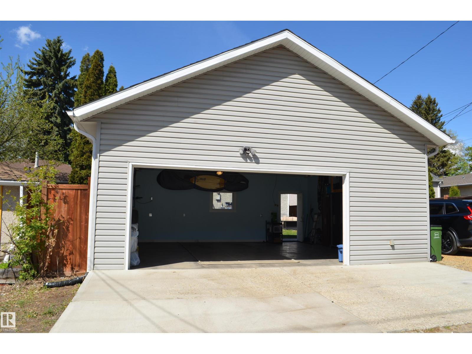 10527 81 ST NW - 43