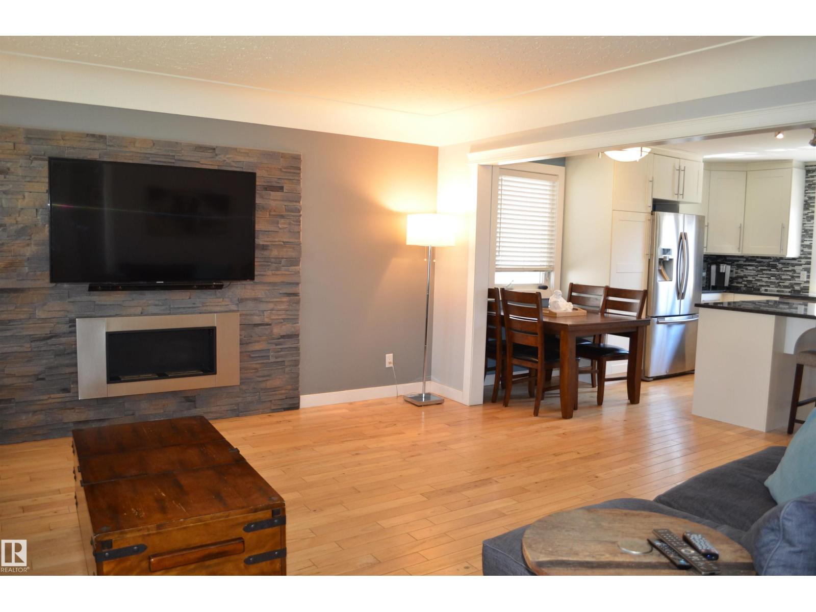 10527 81 ST NW - 6