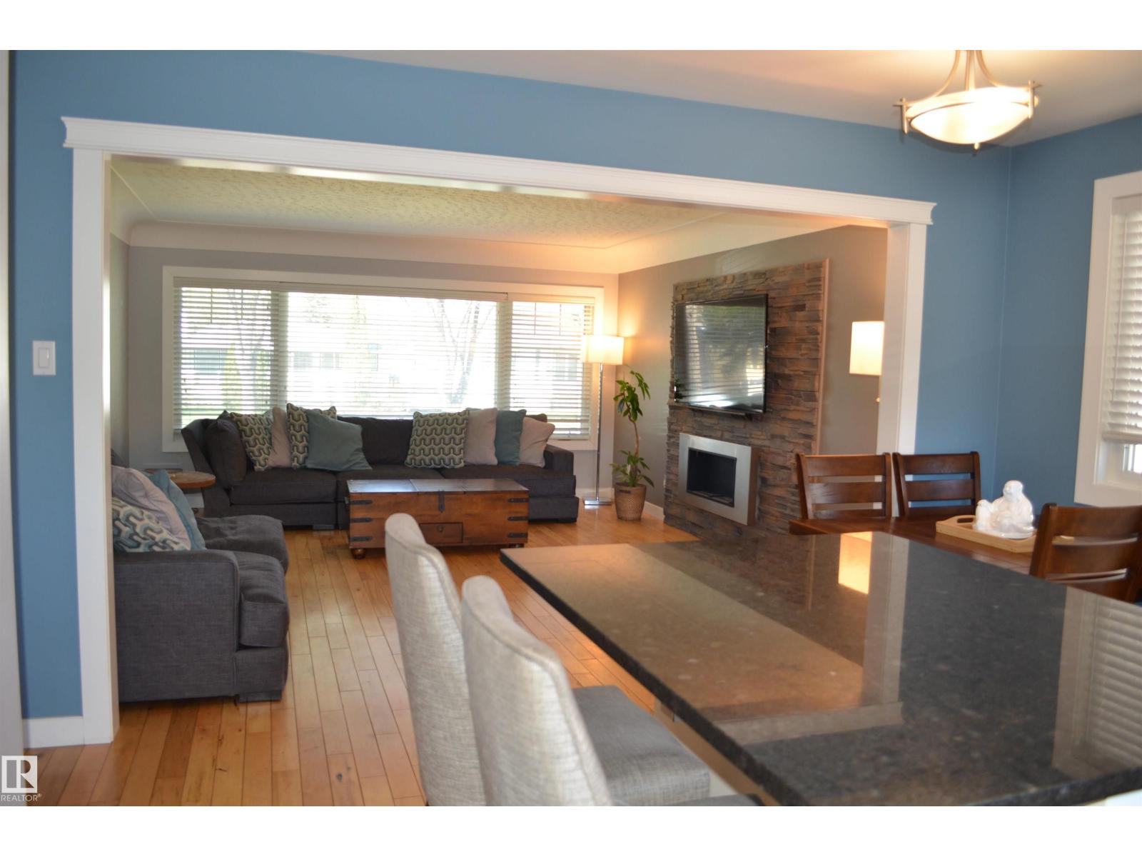 10527 81 ST NW - 7