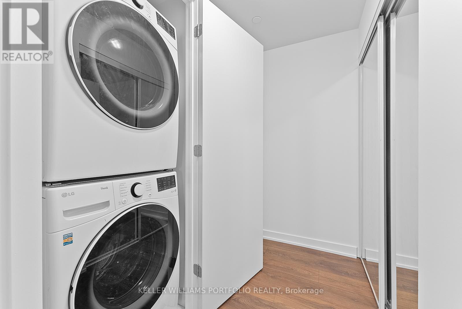 #1009 50 BRUYERES MEWS - 32