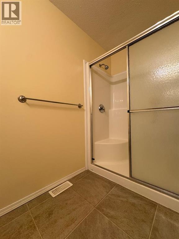 Ensuite Walk-In Shower w/ Benches