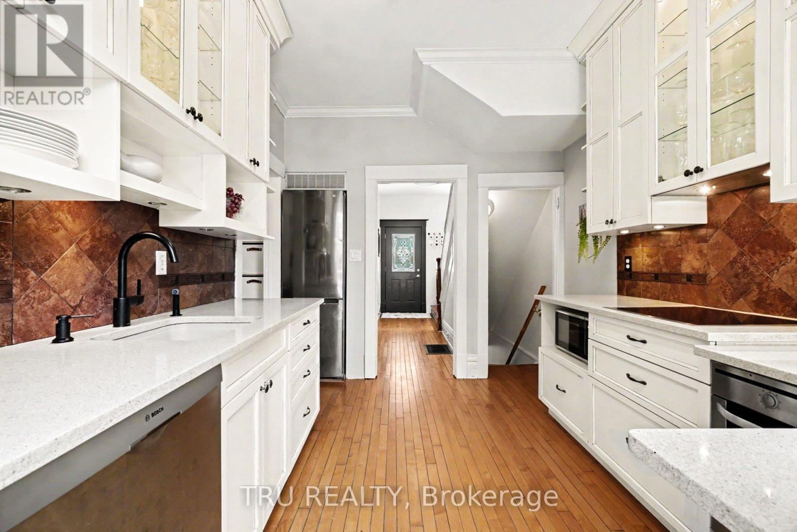 5 GROVE AVENUE - 16