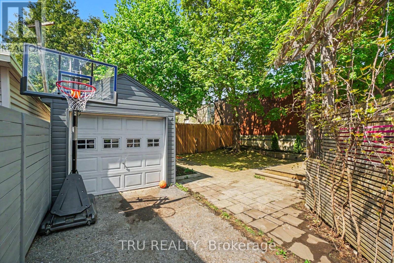 5 GROVE AVENUE - 32