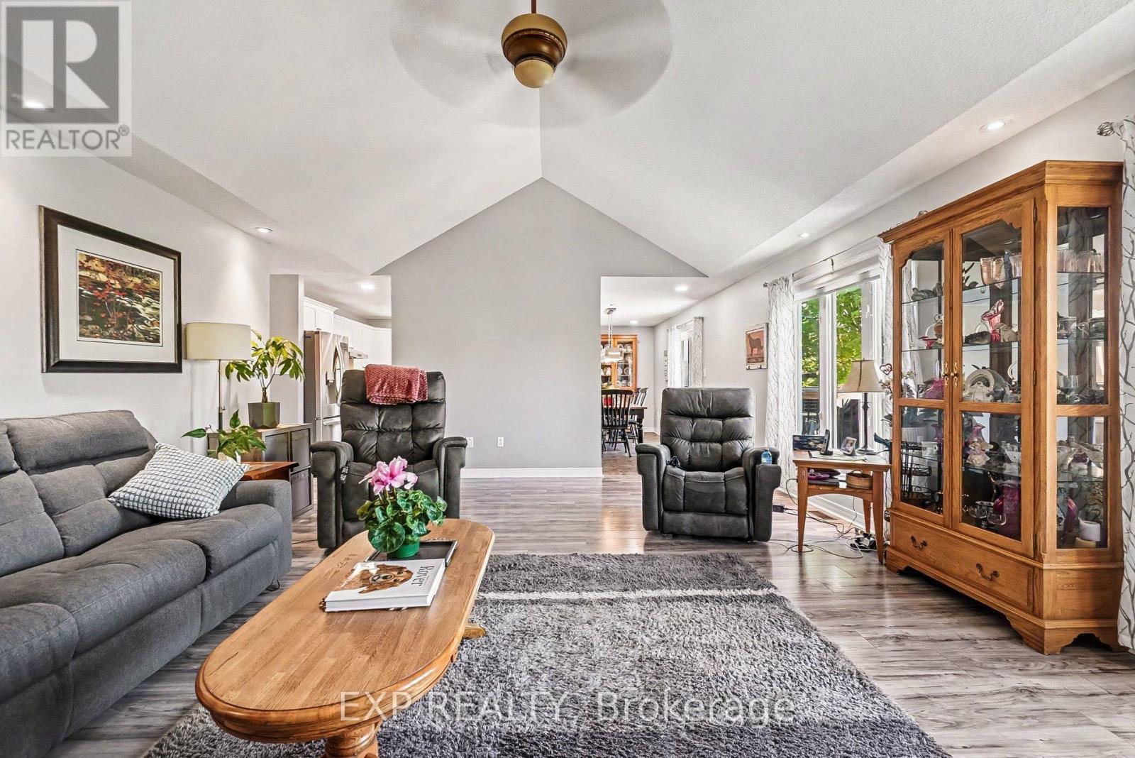 217 JASPER CRESCENT - 15