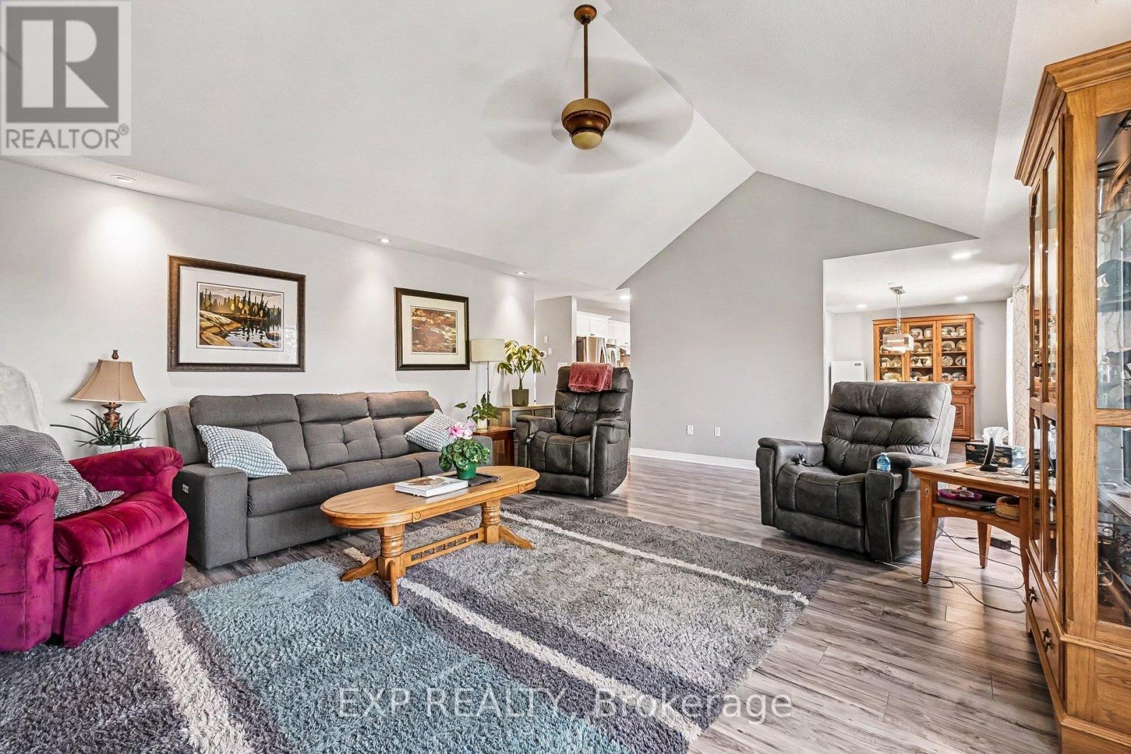 217 JASPER CRESCENT - 16
