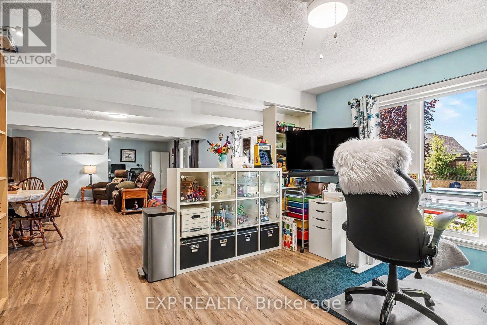 217 JASPER CRESCENT - 32