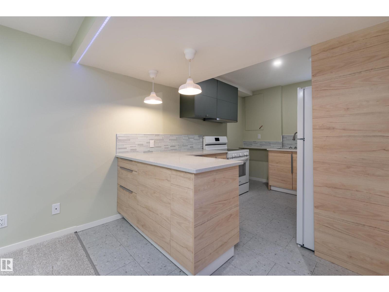 9523 134 AV NW - 6