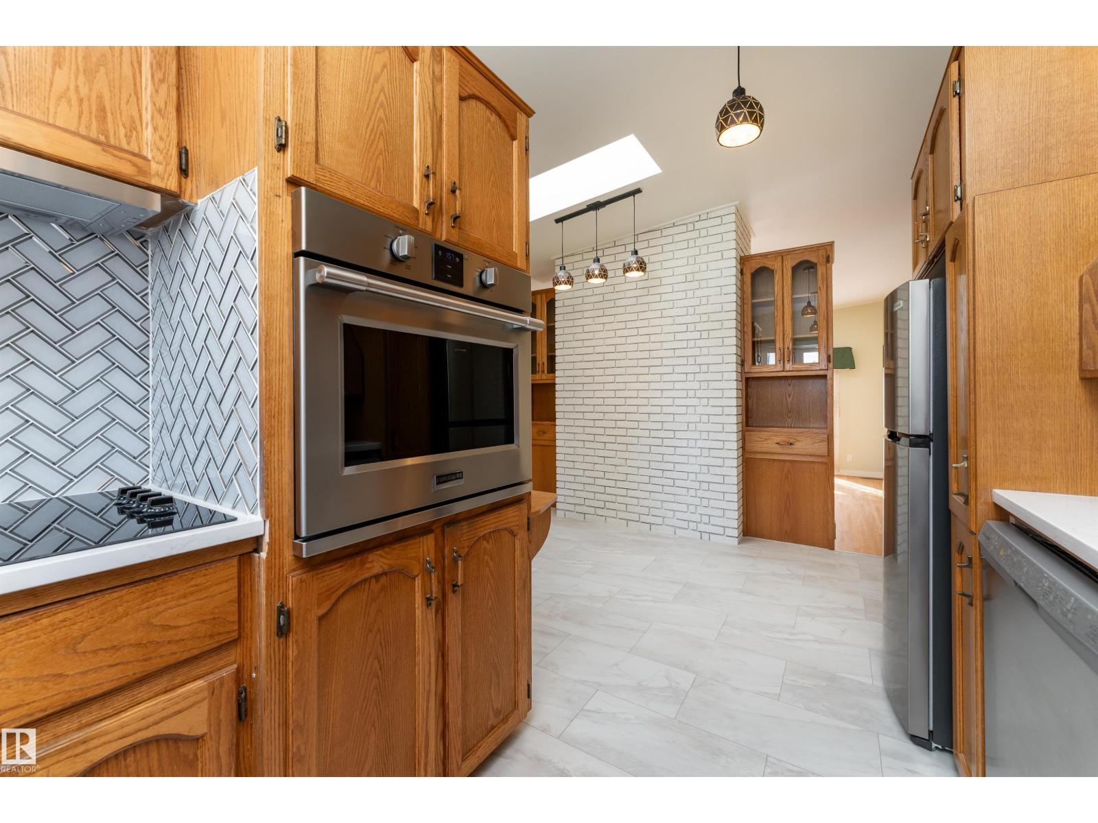 9523 134 AV NW - 15