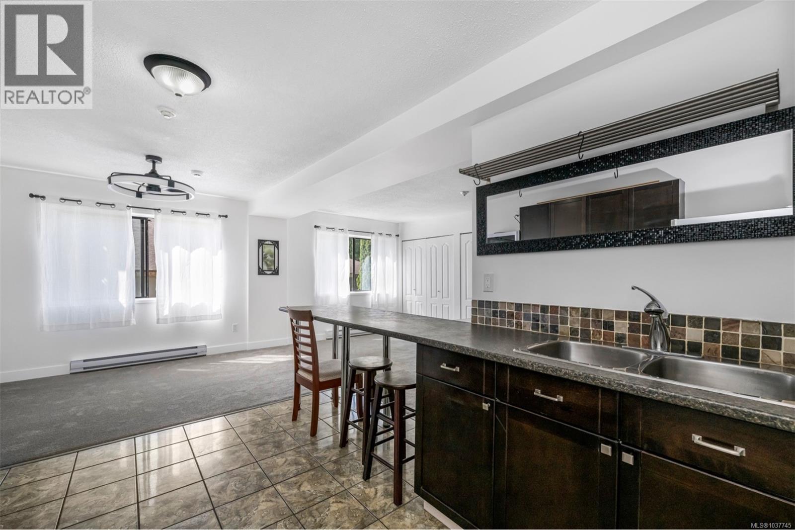 #99 18 King George St - 19