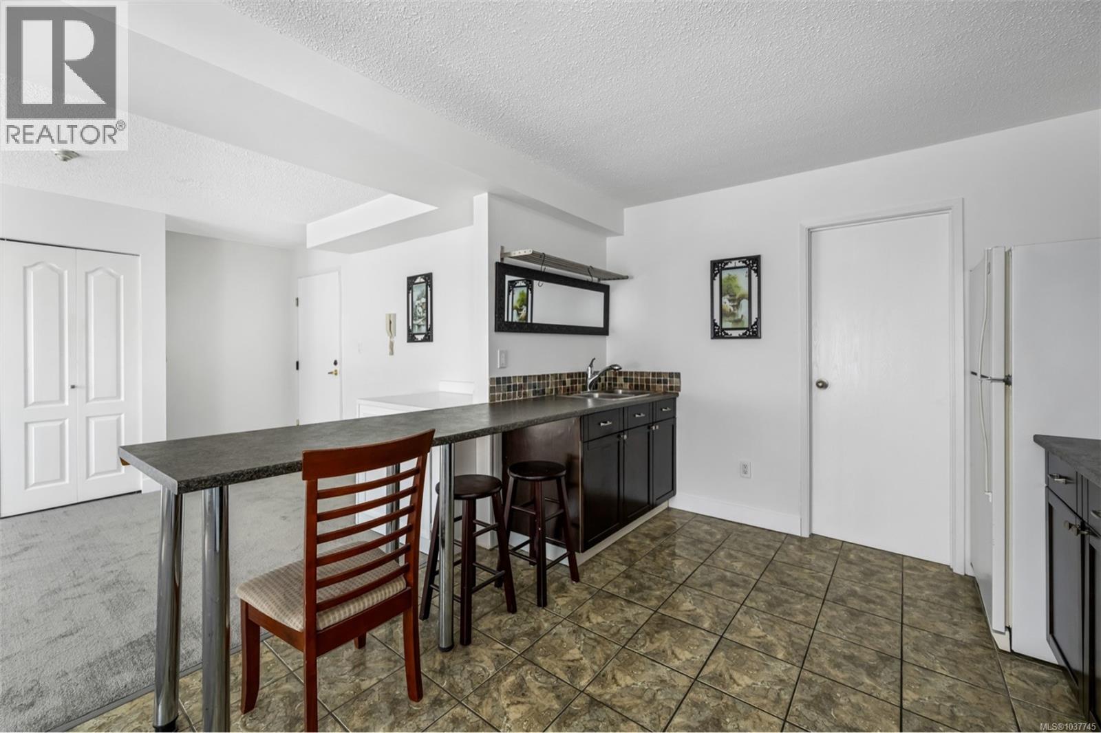 #99 18 King George St - 3