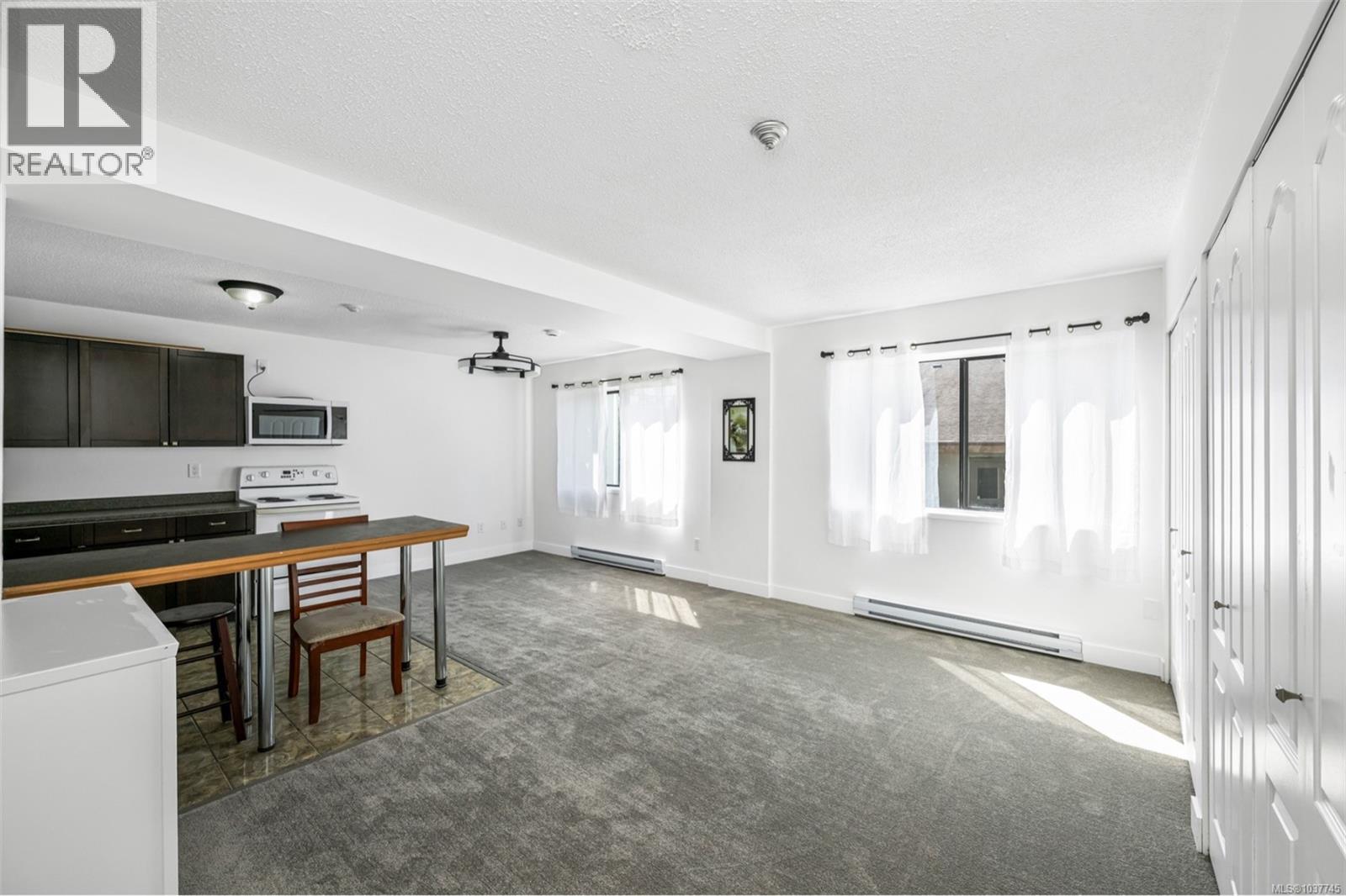 #99 18 King George St - 9