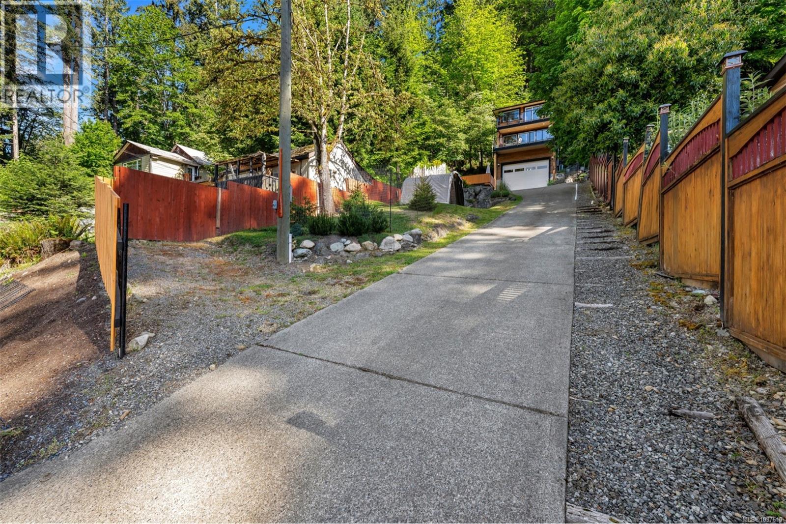 10379 Arbutus Rd, Youbou