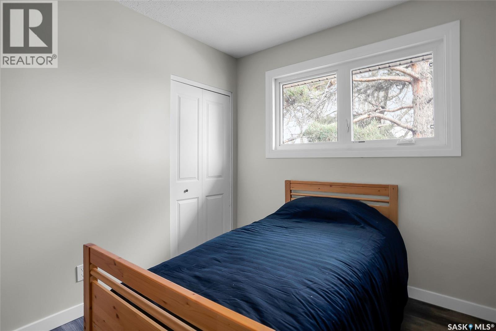 5 Leyden CRESCENT - 33