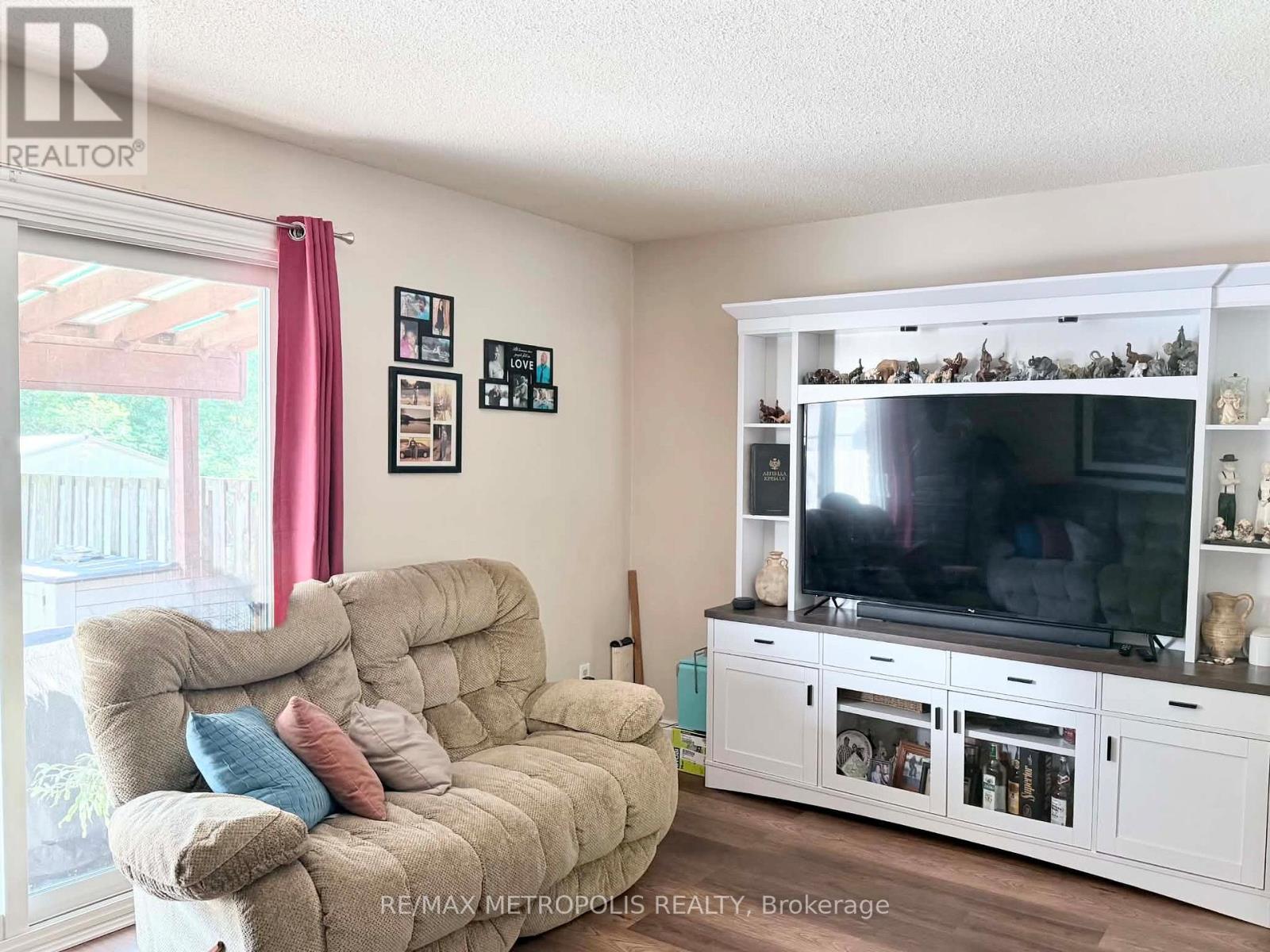 38 DOUGHERTY CRESCENT - 10