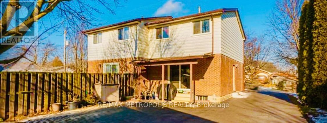 38 DOUGHERTY CRESCENT - 32