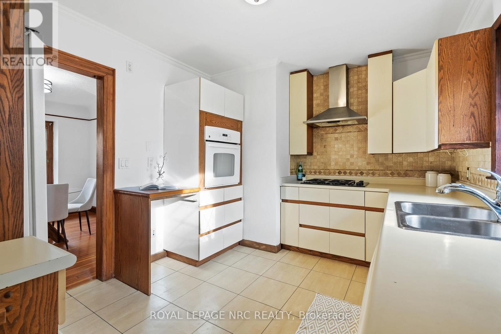 3 GARDINER PLACE - 16