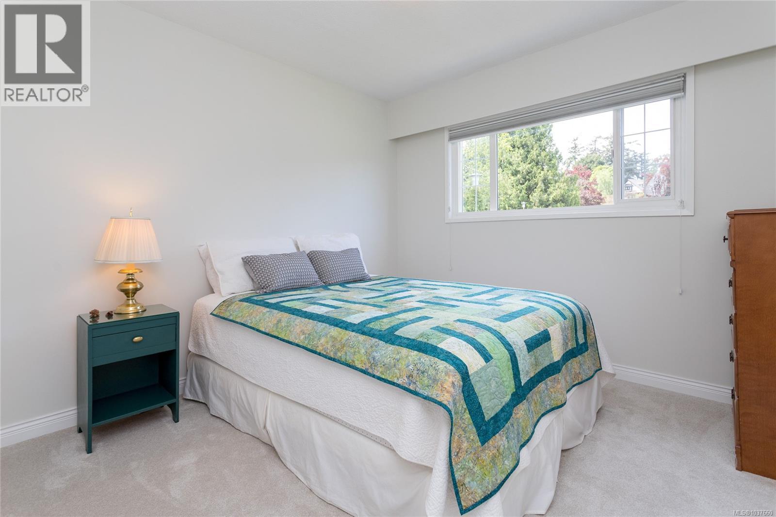 1594 Burnley Pl, Saanich