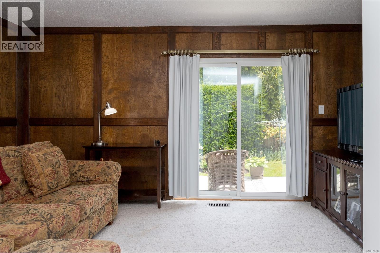 1594 Burnley Pl, Saanich