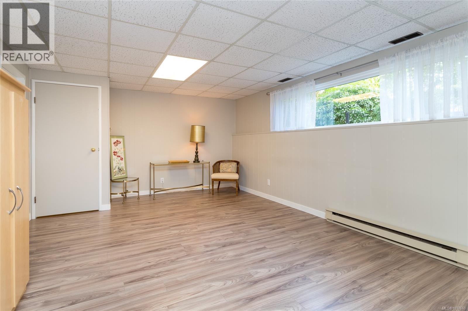 1594 Burnley Pl, Saanich
