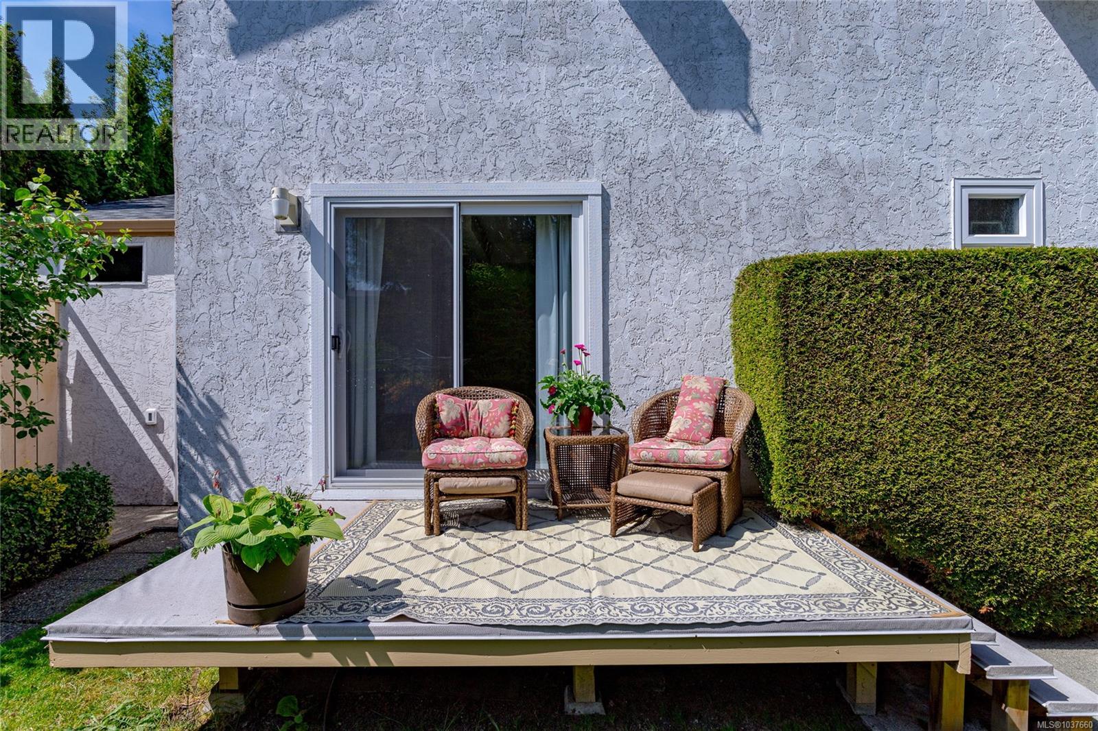 1594 Burnley Pl, Saanich