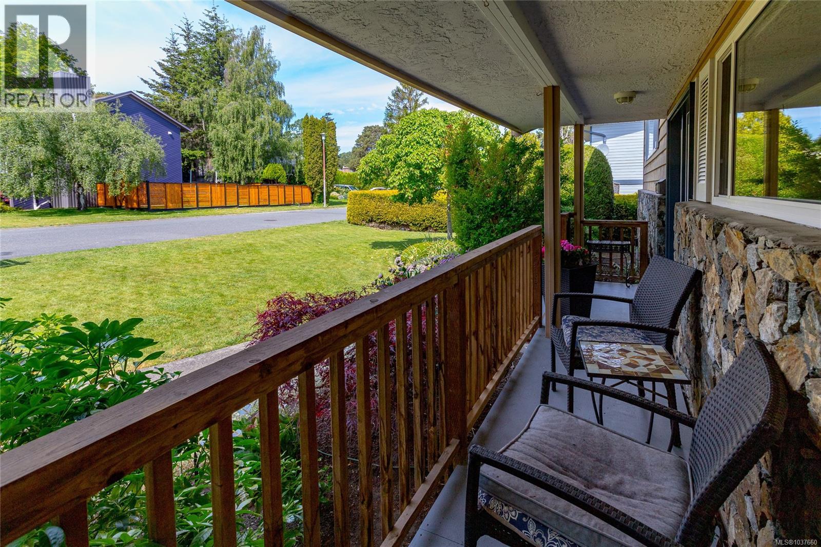 1594 Burnley Pl, Saanich