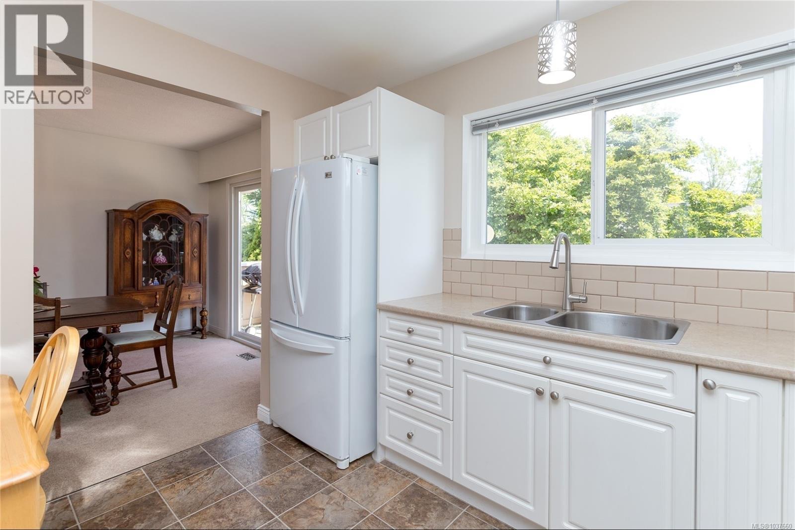 1594 Burnley Pl, Saanich