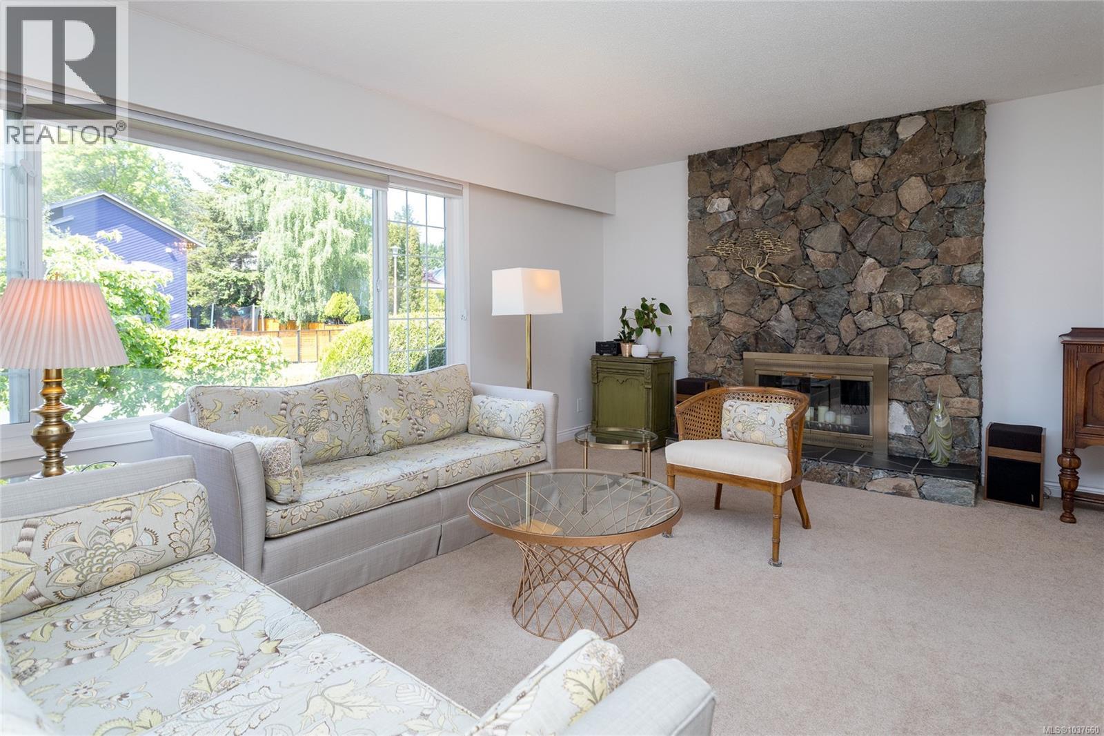 1594 Burnley Pl, Saanich