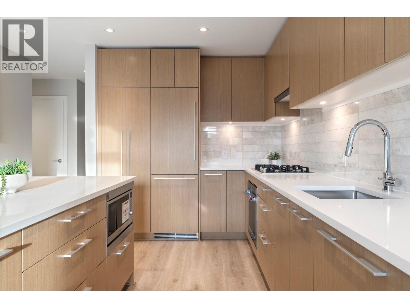 312 110 E 17TH STREET, North Vancouver