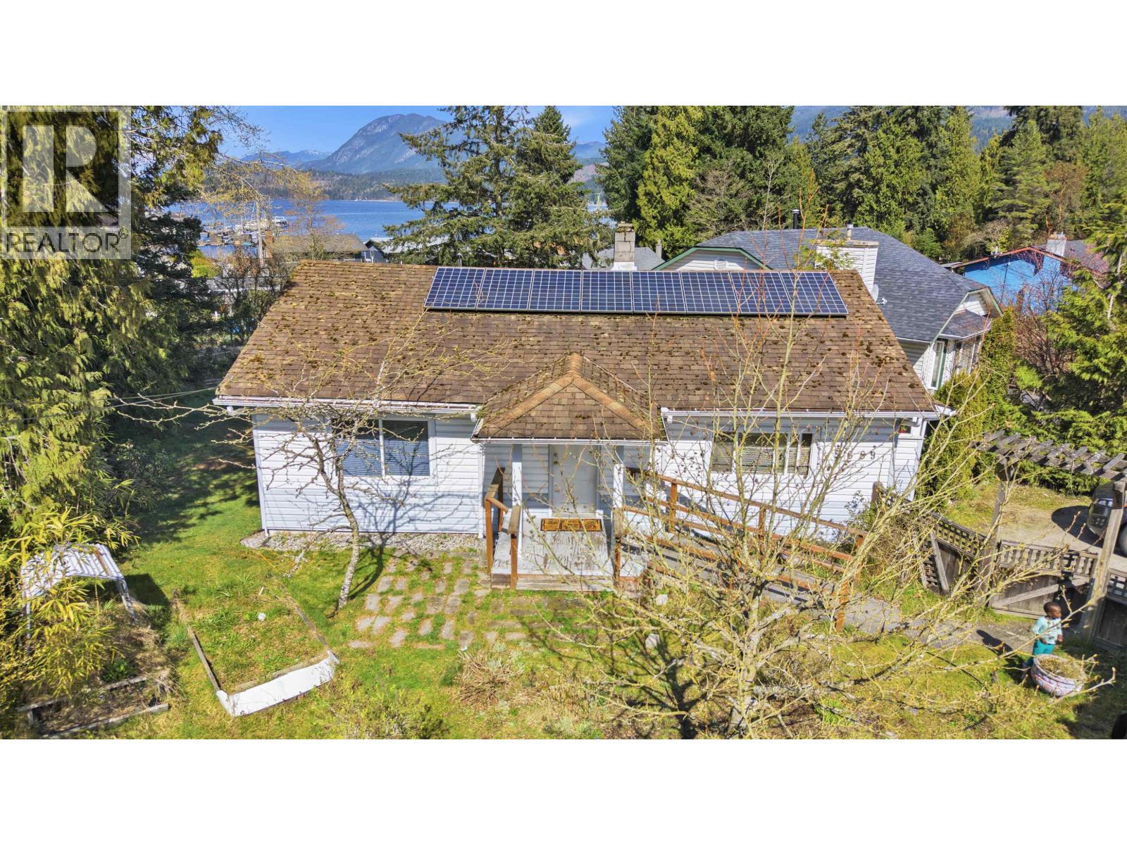 5689 PORPOISE BAY ROAD, Sechelt