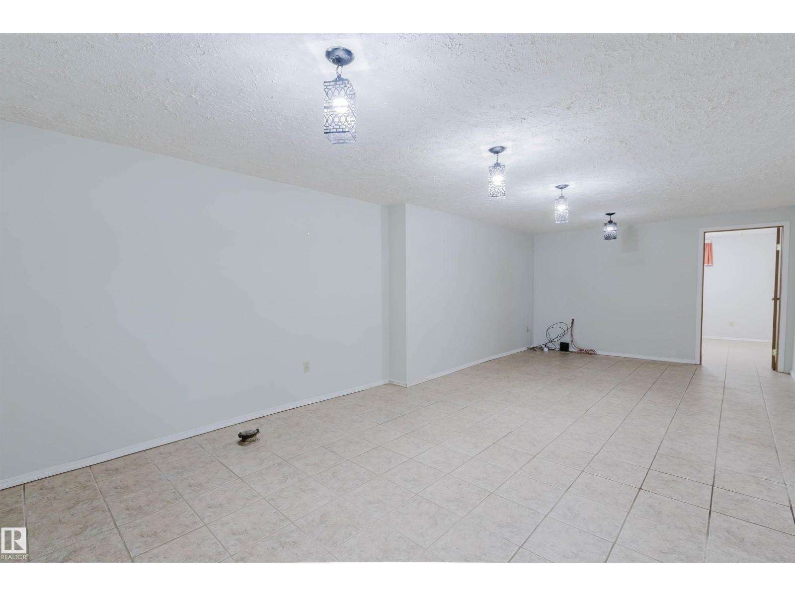 8311 160 ST NW - 32