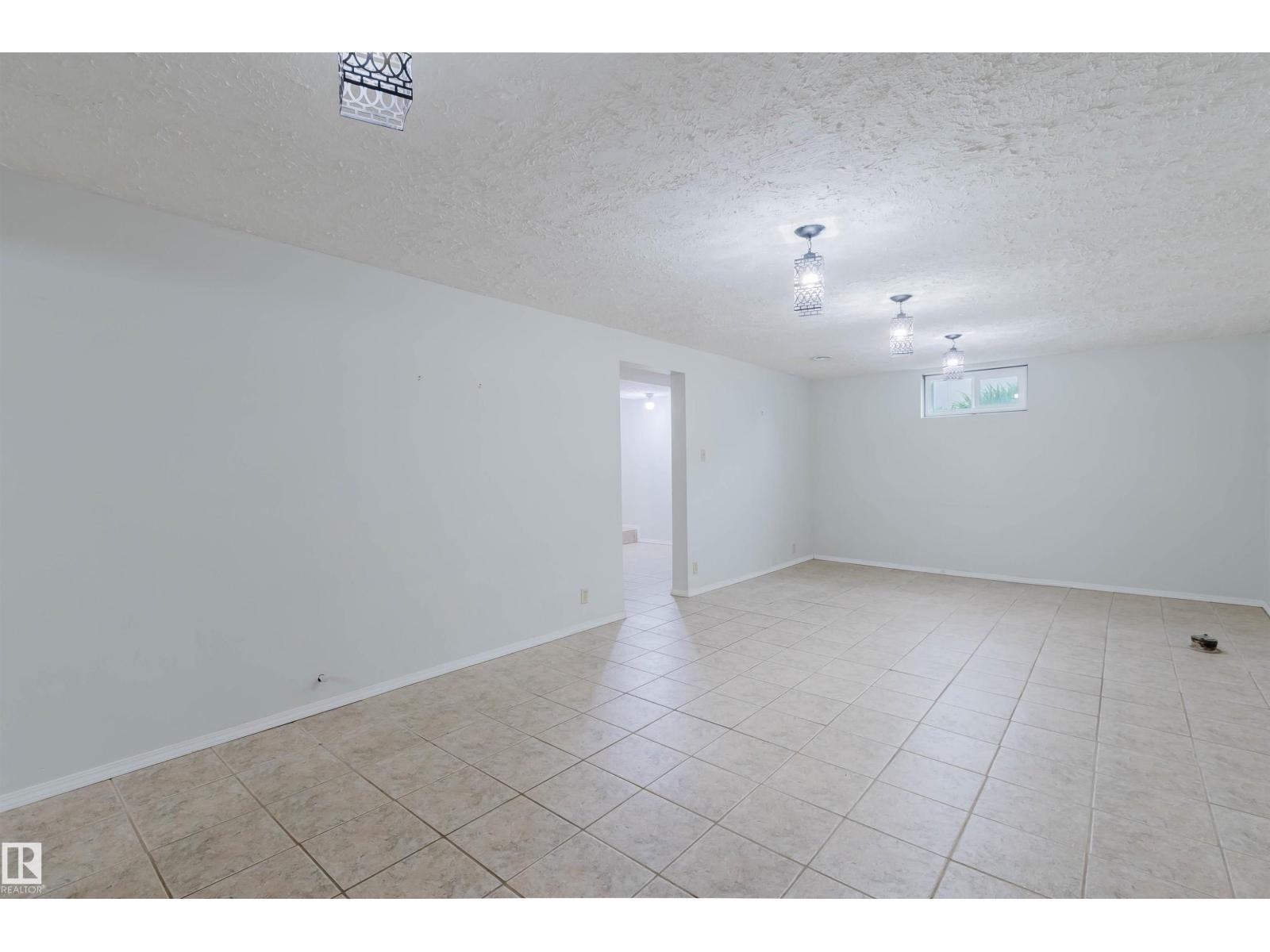 8311 160 ST NW - 35