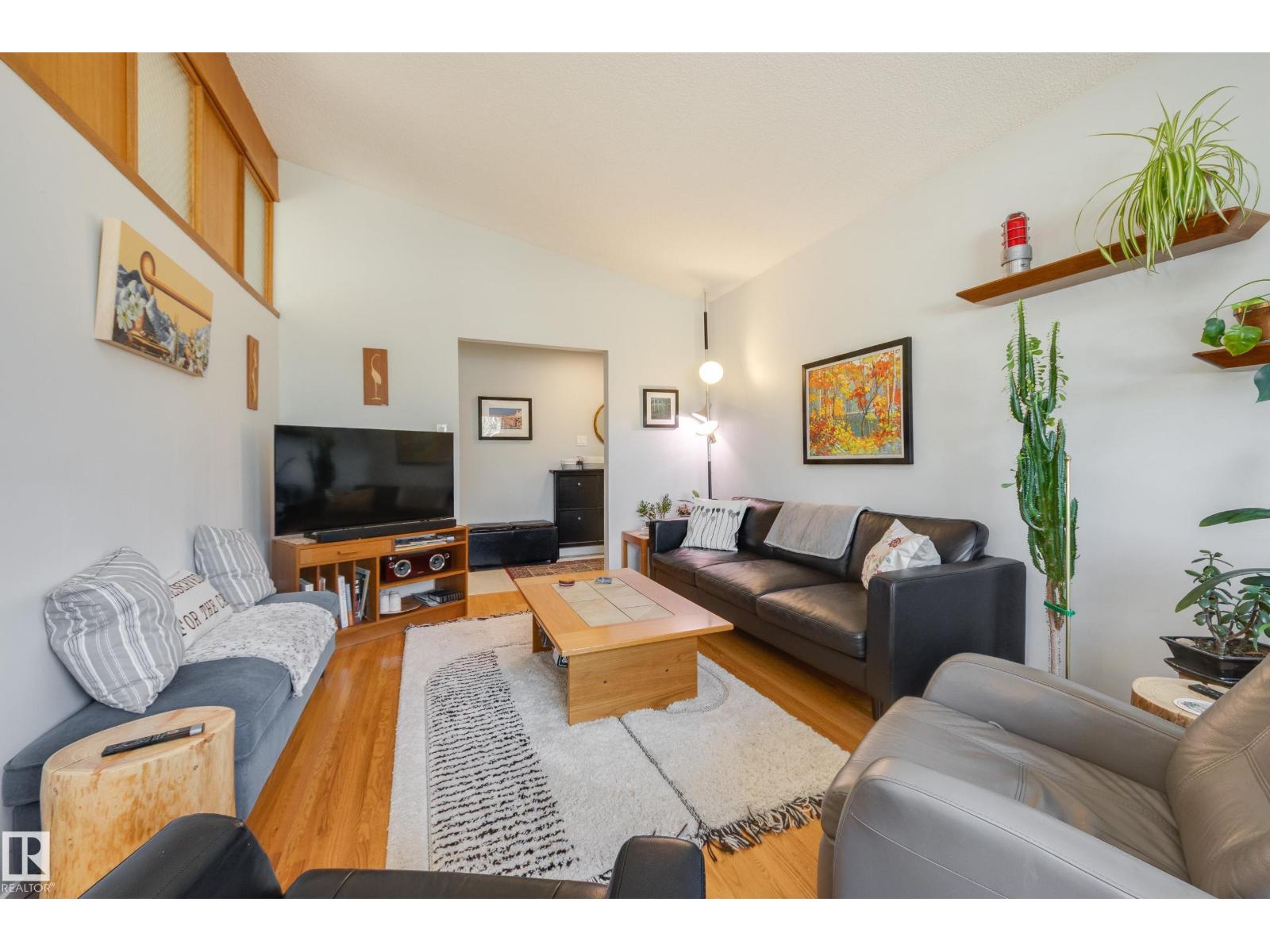 7211 90 AV NW NW — photo 7