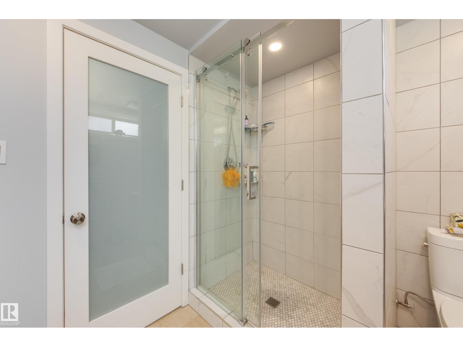 7211 90 AV NW NW — photo 37