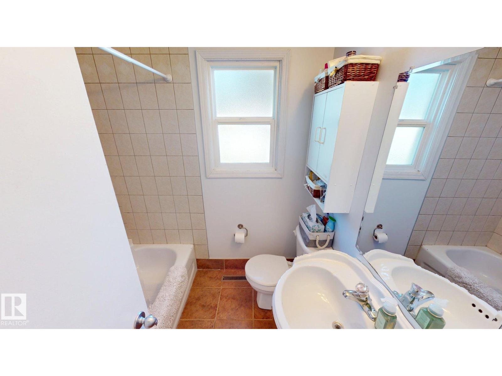 9650 86 ST NW - 4
