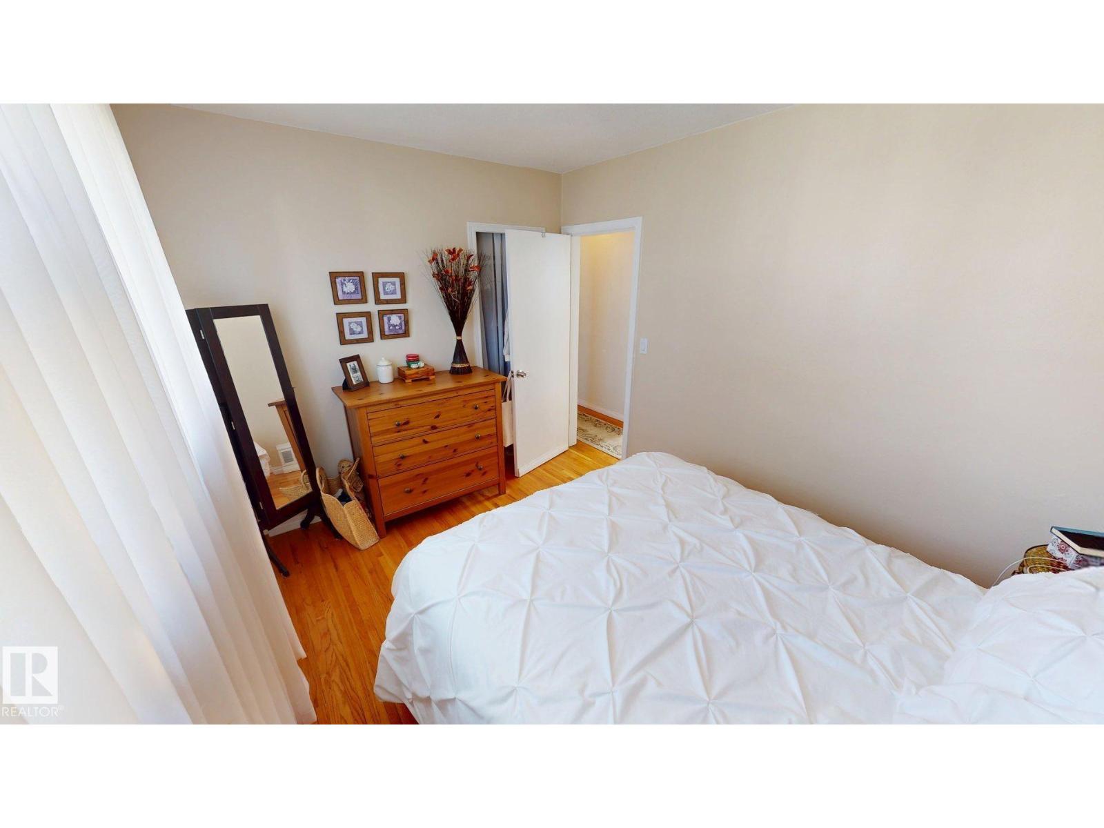 9650 86 ST NW - 6