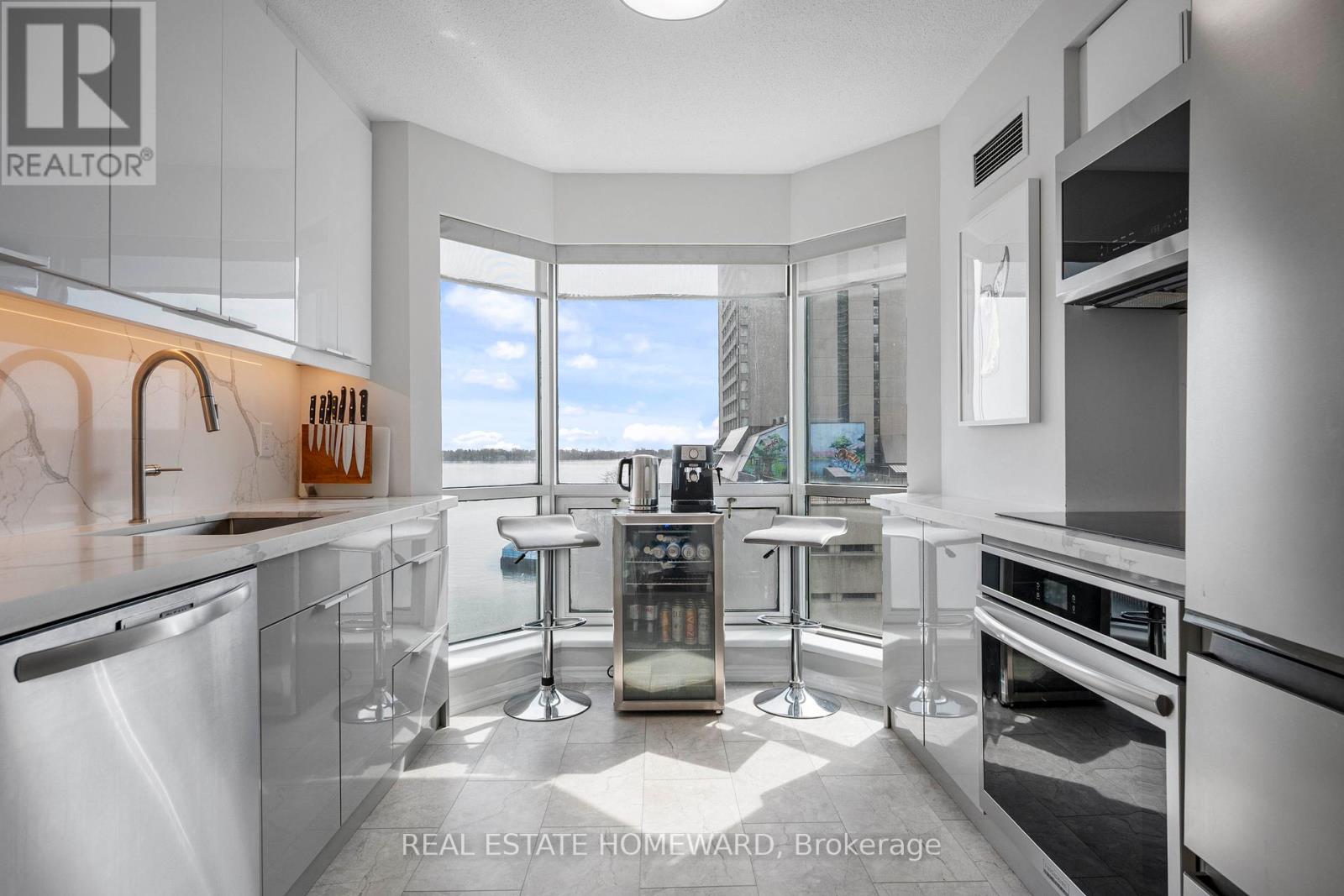 #704 10 QUEENS QUAY W - 10